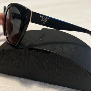 Brandnew Prada sunglasses black comes with case